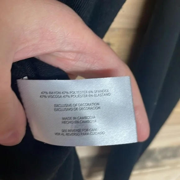 Banana Republic size Medium Black Long Sleeve Lightweight Crewneck Soft Knit Top - Picture 5 of 8